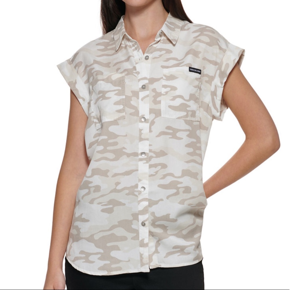 🌀NWT Calvin Klein cuffed sleeve camouflage camp shirt